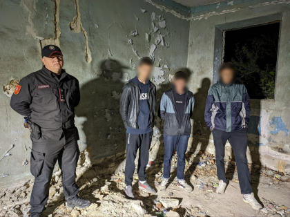 Consumau substante narcotice intr-o cladire parasita, la Ocnita. Trei tineri - retinuti de oamenii legii - FOTO 