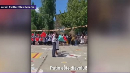 O eleva din Rusia a strigat in timpul unei festivitati de la scoala: „Libertate pentru Ucraina” - VIDEO O eleva din Rusia a strigat in timpul unei festivitati de la scoala: „Libertate pentru Ucraina” - VIDEO