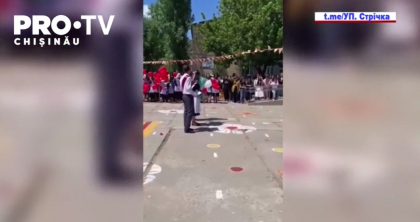 O eleva din Republica Daghestan, din Rusia, a dat dovada de un curaj deosebit. In mijlocul unei festivitati de sfarsit de an aceasta a avut un mesaj anti-razboi si anti-Putin 