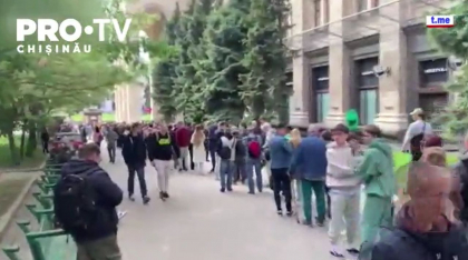 Sute de oameni au facut coada in fata sediului postal central din Kiev sa cumpere timbrele, care ilustreaza momentul cand un soldat ucrainean de pe Insula Serpilor i-a transmis unei nave de razboi a Rusiei sa se duca naibii Sute de oameni au facut coada in fata sediului postal central din Kiev sa cumpere timbrele, care ilustreaza momentul cand un soldat ucrainean de pe Insula Serpilor i-a transmis unei nave de razboi a Rusiei sa se duca naibii