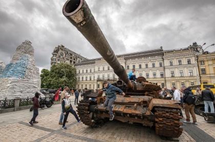 Tancurile lui Putin stau pe strazile din Kiev, insa nu cum si-a imaginat liderul de la Kremlin - FOTO Tancurile lui Putin stau pe strazile din Kiev, insa nu cum si-a imaginat liderul de la Kremlin - FOTO