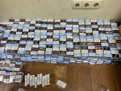 Au incercat sa iasa din tara cu peste 1000 de pachete de tigari, ascunse in rotile masinii. Doi soferi - retinuti la vama Leuseni - VIDEO Au incercat sa iasa din tara cu peste 1000 de pachete de tigari, ascunse in rotile masinii. Doi soferi - retinuti la vama Leuseni - VIDEO