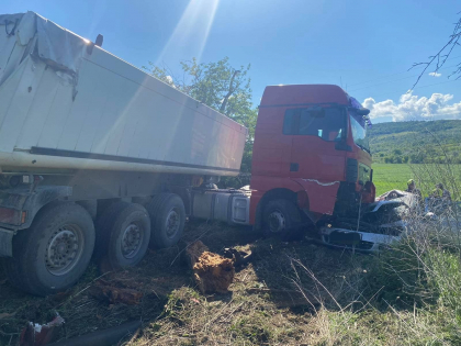 Un sofer - transportat de urgenta la spital, dupa ce masina care o conducea s-a lovit violent de un TIR. Imagini de la locul faptei - FOTO Un sofer - transportat de urgenta la spital, dupa ce masina care o conducea s-a lovit violent de un TIR. Imagini de la locul faptei - FOTO