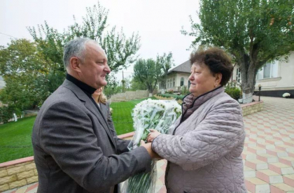 Mascatii au descins cu perchezitii la Sadova, in casa parintesca a lui Igor Dodon Mascatii au descins cu perchezitii la Sadova, in casa parintesca a lui Igor Dodon