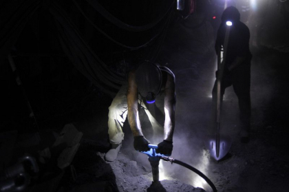 Cu razboiul la doi pasi de ei, minerii ucraineni continua sa isi riste viata in subteranele din Donbas Cu razboiul la doi pasi de ei, minerii ucraineni continua sa isi riste viata in subteranele din Donbas