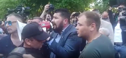 Imbulzeala si altercatii. Sustinatorii lui Igor Dodon au organizat un protest in fata domiciliului din capitala a fostului presedinte - VIDEO