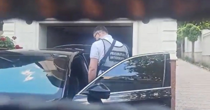 Momentul in care procurorii si ofiterii efectueaza perchezitii in automobilul lui Igor Dodon - VIDEO Momentul in care procurorii si ofiterii efectueaza perchezitii in automobilul lui Igor Dodon - VIDEO