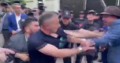 Consilierul municipal al PSRM Dinari Cojocari s-a luat la bataie cu liderul Partidului Democratia Acasa, Vasile Costiuc - VIDEO