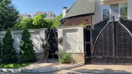 LIVE UPDATE. Perchezitii acasa la fostul presedinte al Moldovei, Igor Dodon. Vezi in TIMP REAL ce se intampla in fata casei sale