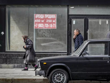 Dupa trei luni de razboi, viata rusilor s-a schimbat profund. Economia se deterioreaza, drepturile se restrang, oamenii fug din tara Dupa trei luni de razboi, viata rusilor s-a schimbat profund. Economia se deterioreaza, drepturile se restrang, oamenii fug din tara