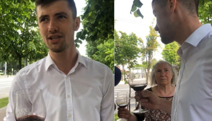 Vlad Biletchi, surprins in timp ce toarna dintr-o sticla de vin, la protestul organizat de PSRM in fata Parlamentului: „La multi ani cu executare” - VIDEO