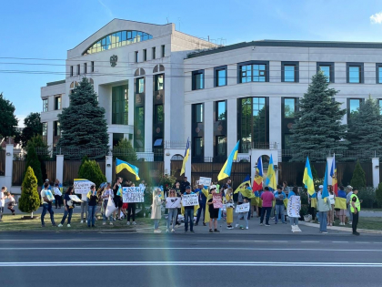 Cu drapelul Ucrainei si pancarte in maini - mai multi ucraineni protesteaza in fata Ambasadei Federatiei Ruse, la Chisinau: „Azi ne afecteaza pe noi, maine pe voi” - GALERIE FOTO Cu drapelul Ucrainei si pancarte in maini - mai multi ucraineni protesteaza in fata Ambasadei Federatiei Ruse, la Chisinau: „Azi ne afecteaza pe noi, maine pe voi” - GALERIE FOTO