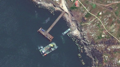 Insula Serpilor, transformata de rusi intr-un „crucisator de nescufundat”. Imagini din satelit arata activitate intensa pe insula - FOTO Insula Serpilor, transformata de rusi intr-un „crucisator de nescufundat”. Imagini din satelit arata activitate intensa pe insula - FOTO
