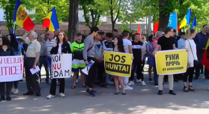 Membrii PSRM si-au dus sustinatorii din fata Parlamentului la directia de politie pentru a protesta impotriva retinerii lui Igor Dodon