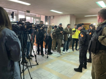 Jurnalistii sunt tinuti la usa Judecatoriei, acolo unde Igor Dodon a fost adus de mascatii de la CNA - FOTO