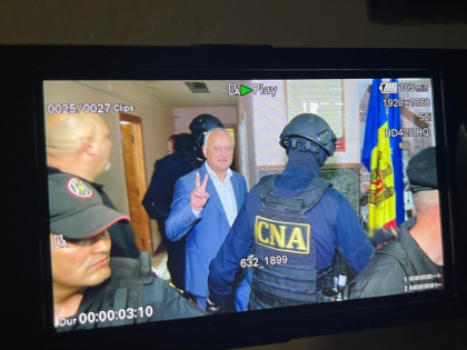 La costum si imbracat in camasa. Cum a fost adus Igor Dodon la Judecatorie, dupa ce a stat doua zile in izolator - FOTO/VIDEO La costum si imbracat in camasa. Cum a fost adus Igor Dodon la Judecatorie, dupa ce a stat doua zile in izolator - FOTO/VIDEO