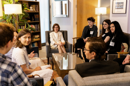 Presedintele Maia Sandu a avut o intrevedere cu studentii originari din Moldova de la Universitatea Harvard: "I-am indemnat, dupa incheierea studiilor, sa revina acasa" - FOTO Presedintele Maia Sandu a avut o intrevedere cu studentii originari din Moldova de la Universitatea Harvard: "I-am indemnat, dupa incheierea studiilor, sa revina acasa" - FOTO