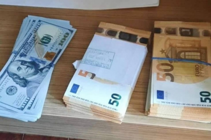 Peste 130 de mii de dolari, 40 de mii de euro, 4 mii de lire sterline si droguri - gasite in urma perchezitiilor, la Ocnita. Un barbat - retinut in Moldova, iar altul in Ucraina - FOTO Peste 130 de mii de dolari, 40 de mii de euro, 4 mii de lire sterline si droguri - gasite in urma perchezitiilor, la Ocnita. Un barbat - retinut in Moldova, iar altul in Ucraina - FOTO