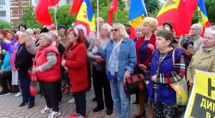 Membrii PSRM in fata Judecatoriei Ciocana, acolo unde a fost adus Igor Dodon de mascatii de la CNA. Manifestantii cer eliberarea fostului presedinte Membrii PSRM in fata Judecatoriei Ciocana, acolo unde a fost adus Igor Dodon de mascatii de la CNA. Manifestantii cer eliberarea fostului presedinte