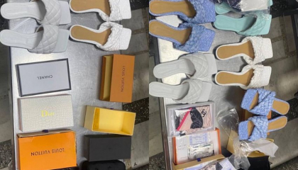 A incercat sa intre in tara cu haine, incaltaminte si ochelari a unor branduri renumite. Soferul unui microbuz - retinut la vama Leuseni - FOTO A incercat sa intre in tara cu haine, incaltaminte si ochelari a unor branduri renumite. Soferul unui microbuz - retinut la vama Leuseni - FOTO