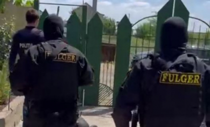 Doi barbati - retinuti, dupa ce ar fi impuscat un barbat intr-o padure din Singerei. A fost confiscata si arma - VIDEO