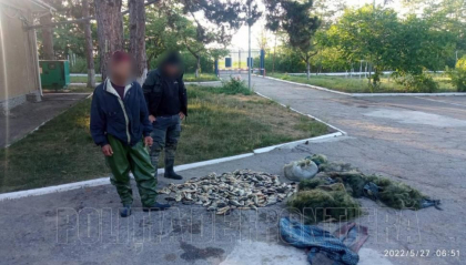 Doua persoane - sactionate, dupa ce au prins circa 50 de kilograme de peste dintr-ul lac din Cahul. Alte patru persoane risca dosar penal pentru braconaj piscicol - FOTO