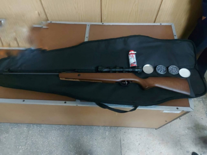 O arma pneumatica - gasita in masina unui moldovean, la vama Sculeni - FOTO O arma pneumatica - gasita in masina unui moldovean, la vama Sculeni - FOTO