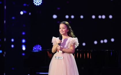 Martina Meola, mica pianista de la Chisinau s-a clasat pe locul 3 in marea finala a show-ului Romanii Au Talent Martina Meola, mica pianista de la Chisinau s-a clasat pe locul 3 in marea finala a show-ului Romanii Au Talent