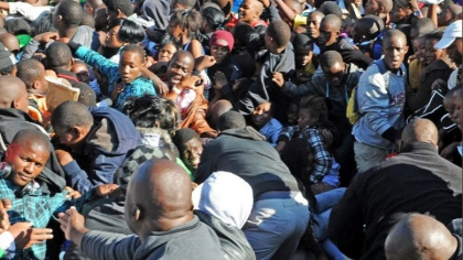 Peste 30 de oameni, majoritatea copii, au murit calcati in picioare cand asteptau sa primeasca cadouri la o campanie de donatii, in Nigeria