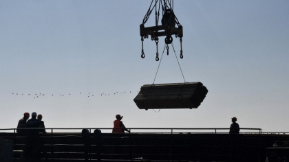 Rusii fura 2.700 de tone de metal din Mariupol cu o nava care va pleca din port - FOTO Rusii fura 2.700 de tone de metal din Mariupol cu o nava care va pleca din port - FOTO