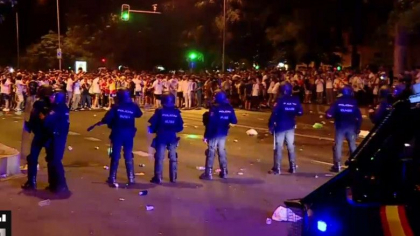 Violente si gaze lacrimogene la finala Ligii Campionilor. Jandarmii s-au batut cu suporterii pe strazile din Paris - GALERIE FOTO Violente si gaze lacrimogene la finala Ligii Campionilor. Jandarmii s-au batut cu suporterii pe strazile din Paris - GALERIE FOTO