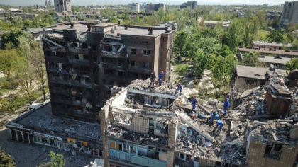 Rusii, acuzati ca au transformat un supermarket din Mariupol in groapa de gunoi pentru cadavre