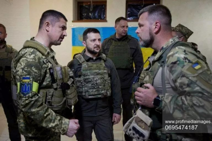 Zelenski viziteaza primele linii ale frontului din afara Kievului, pentru prima data din februarie - FOTO Zelenski viziteaza primele linii ale frontului din afara Kievului, pentru prima data din februarie - FOTO