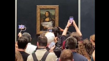 Un barbat deghizat in femeie a aruncat cu o prajitura in celebra pictura Mona Lisa - VIDEO
