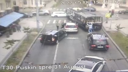 Accident in Chisinau. Doua masini s-au lovit la o intersectie din centrul capitalei - FOTO Accident in Chisinau. Doua masini s-au lovit la o intersectie din centrul capitalei - FOTO