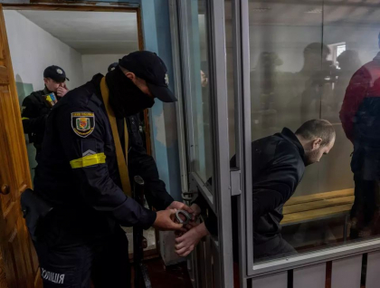 Primul proces al unui soldat rus pentru viol in Ucraina. Militarul, acuzat ca a ucis un ucrainean si i-a violat sotia Primul proces al unui soldat rus pentru viol in Ucraina. Militarul, acuzat ca a ucis un ucrainean si i-a violat sotia