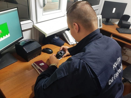 A vrut sa-si ajute ruda, iar acum risca dosar penal. Un tanar - retinut la vama Cahul cu acte falsificate 