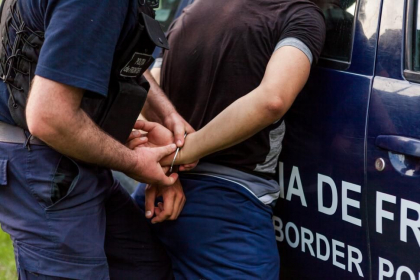 Doi barbati din Odesa - prinsi in timp ce traversau ilegal frontiera moldo-ucraineana. Unul dintre ei era anuntat in cautare internationala Doi barbati din Odesa - prinsi in timp ce traversau ilegal frontiera moldo-ucraineana. Unul dintre ei era anuntat in cautare internationala