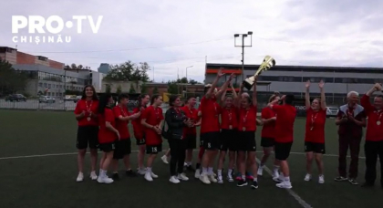 Jucatoarele clubului FC Maksimum Cahul au primit medaliile de aur pentru castigarea campionatului Moldovei la fotbal feminin Jucatoarele clubului FC Maksimum Cahul au primit medaliile de aur pentru castigarea campionatului Moldovei la fotbal feminin