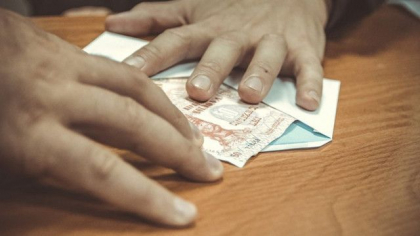 A propus mita politistilor pentru a nu fi documentat, dupa ce a urcat baut la volan si fara permis de conducere. Un barbat - trimis in judecata 