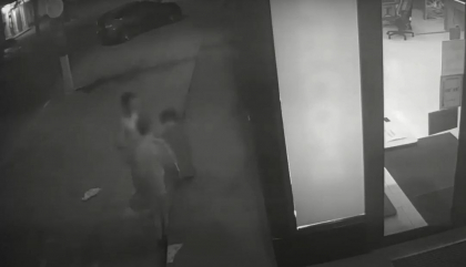 Un adolescent a ramas fara telefon mobil si vesta, dupa ce a fost batut si jefuit, in capitala. Doi barbati - retinuti de oamenii legii - VIDEO Un adolescent a ramas fara telefon mobil si vesta, dupa ce a fost batut si jefuit, in capitala. Doi barbati - retinuti de oamenii legii - VIDEO