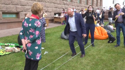 Pentru o zi, s-au simtit si ei copii. Deputatii s-au jucat si au dansat impreuna cu mai multi micuti, la Parlament - VIDEO Pentru o zi, s-au simtit si ei copii. Deputatii s-au jucat si au dansat impreuna cu mai multi micuti, la Parlament - VIDEO