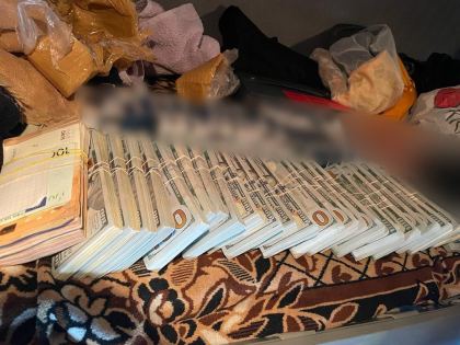 Au incercat sa scoata din tara peste 4,5 milioane de lei, fara a-i declara. Administratorul unei companii si soferul acesteia - trimisi in judecata