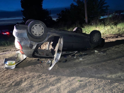 Sfarsit tragic pentru un tanar de 19 ani. A murit, dupa ce masina in care se afla s-a rasturnat. Soferul a consumat alcool si a urcat la volan - FOTO