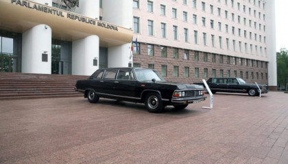 De Ziua Internationala a Copilului, in fata Parlamentului au fost puse masinile retro folosite de fostii presedinti. Cum arata acestea - VIDEO De Ziua Internationala a Copilului, in fata Parlamentului au fost puse masinile retro folosite de fostii presedinti. Cum arata acestea - VIDEO