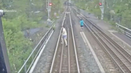 Adolescenti filmati in timp ce alearga in fata unui tren care se apropie cu viteza, la Toronto - VIDEO Adolescenti filmati in timp ce alearga in fata unui tren care se apropie cu viteza, la Toronto - VIDEO
