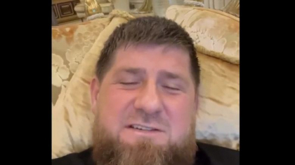 Kadirov, tolanit intr-o canapea, acuza televiziunea rusa de minciuna: „Verificati ce spuneti, don”