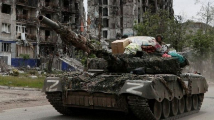 „Asta e boilerul meu”. O refugiata din Ucraina si-a vazut obiectele din casa furate cu tancul de invadatorii rusi (BBC) - FOTO „Asta e boilerul meu”. O refugiata din Ucraina si-a vazut obiectele din casa furate cu tancul de invadatorii rusi (BBC) - FOTO