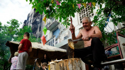 Orasele din estul Ucrainei, transformate in ruine. "Nu exista curent, nu exista semnal de mobil, nu exista apa. Nu mai avem bani" - FOTO/VIDEO