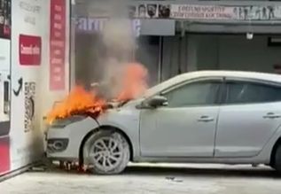 Incendiu in capitala. Momentul in care un automobil din preajma unor cladiri este cuprins de flacari - VIDEO Incendiu in capitala. Momentul in care un automobil din preajma unor cladiri este cuprins de flacari - VIDEO